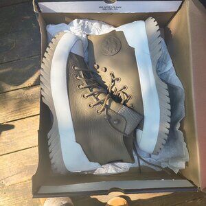 Women's size 10 Converse leather sneakers